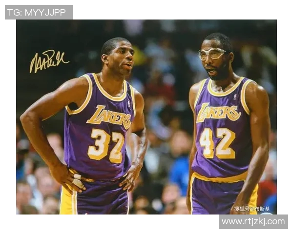 足球场上的魔术师 十号球星引领球队荣耀征程