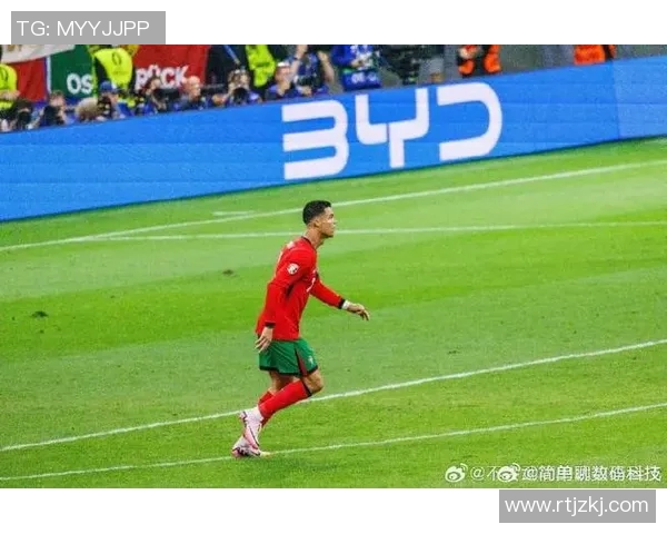 聚焦世界顶级足球球星白底定格瞬间展现绿茵赛场无尽魅力